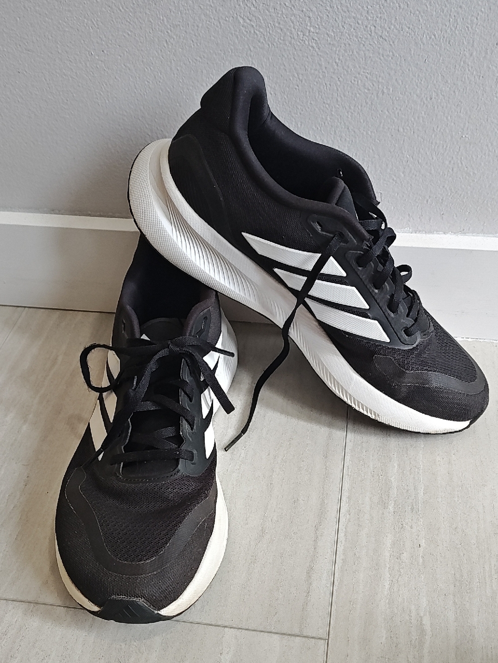 Men's Adidas Runfalcon 5 Black and White Running Sneaker Sz 10.5